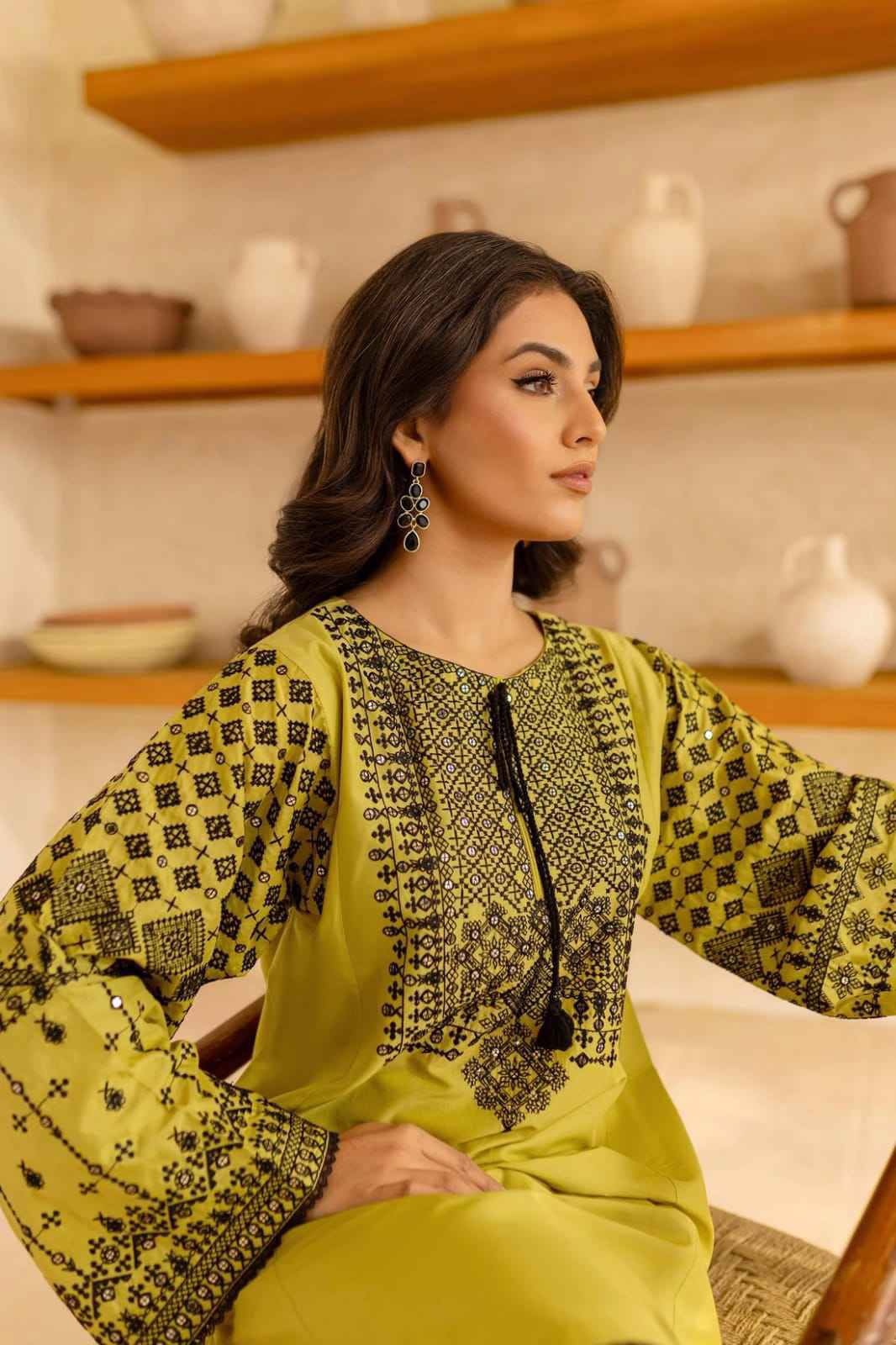 MOST DEMANDING EDITION 2-Piece Dhanak Suit: