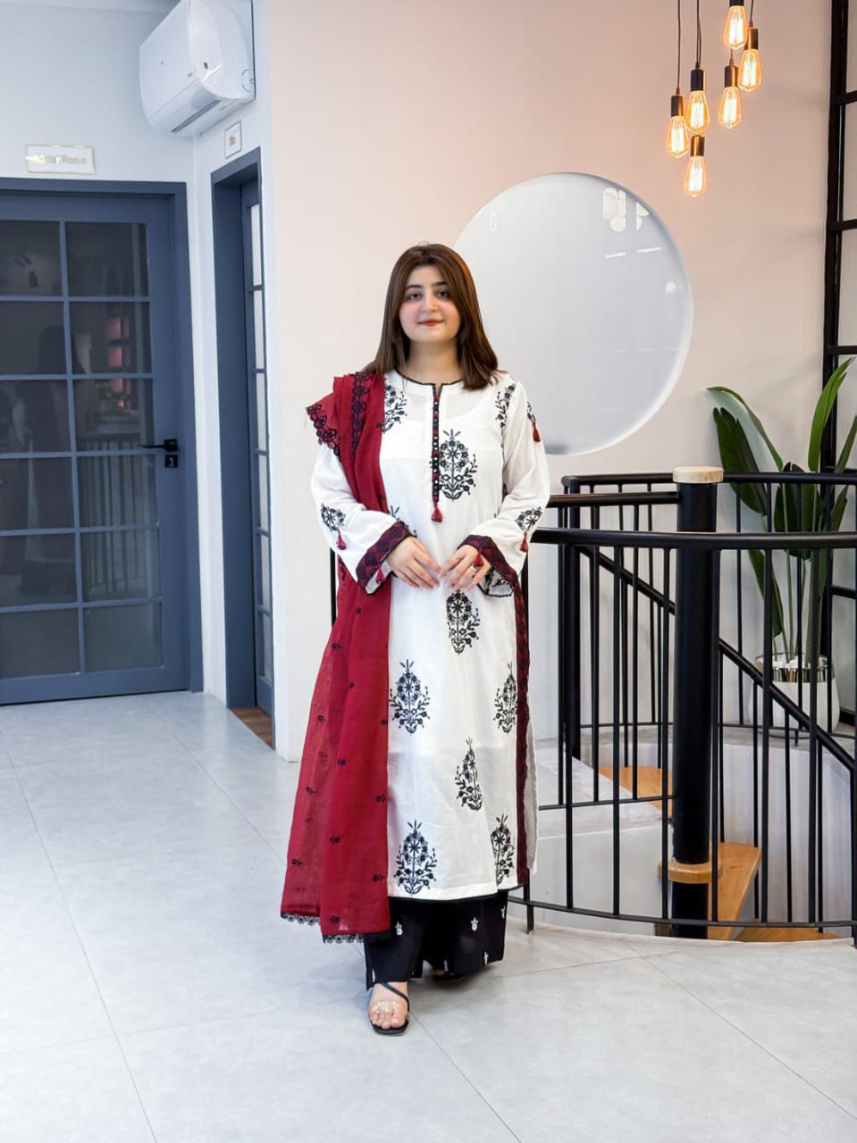 UMZAY 3PC Premium Air-Jet Lawn Suit: Heavy Embroidery with Bember Chiffon Embroidered Dupatta